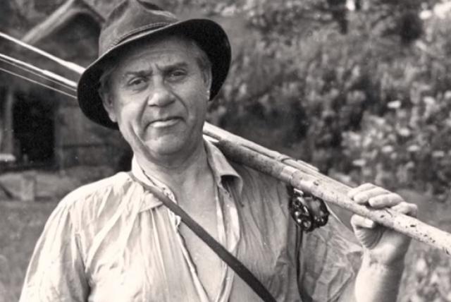 Fekete István horgászbottal a vállán