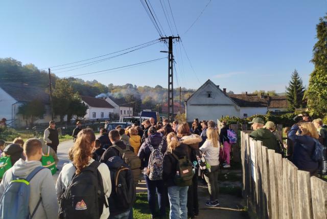 Gyerekek a Fekete István Versenyen, egy falu utcáján állnak